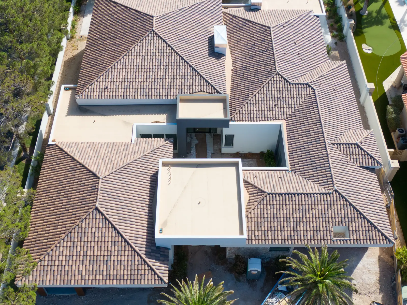 Aerial photograph straight down over the roof, the flat roofed entry portal and the open entry court
