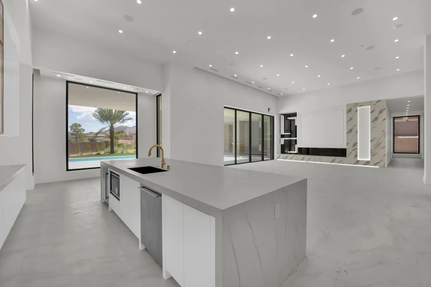 Kitchen and dining area with the island and the glass onto the courtyard